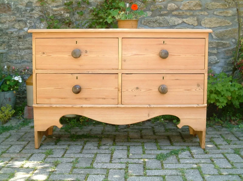 Close image of the old pine chest of drawers