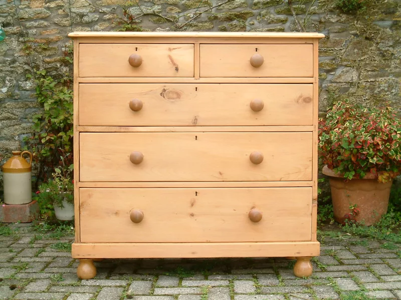 Close image of the old pine chest of drawers