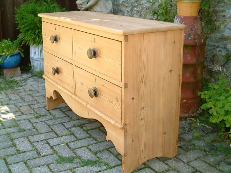 Image of the right hand side of the Victorian chest