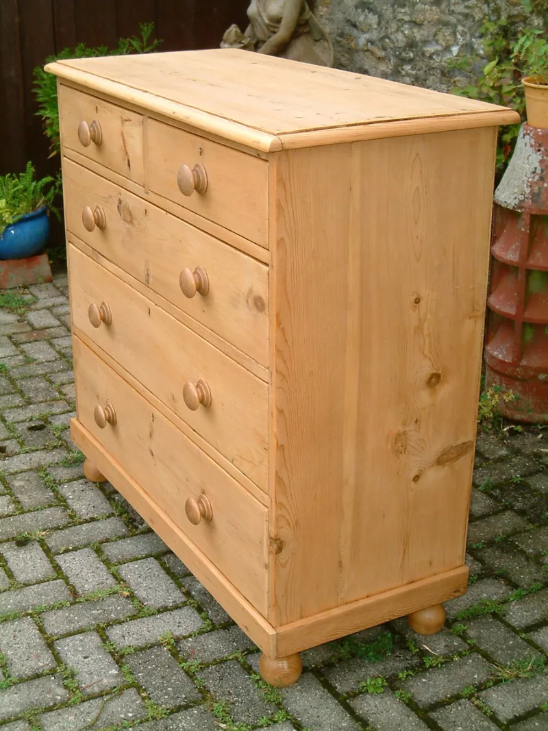 Image of the right side of the Victorian pine chest