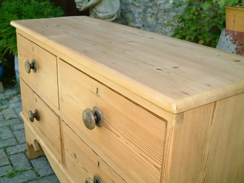 Image of the clean top on the old pine chest
