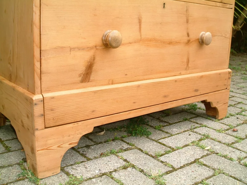 Image of the bracket feet on the antique pine chest