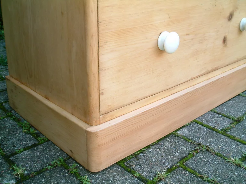 Image of the plinth on the old pine chest