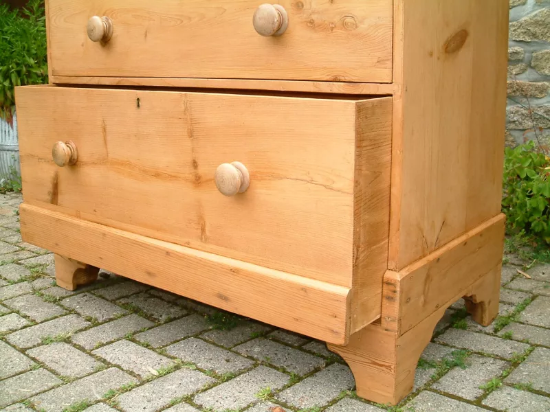 Image showing the plinth incoporated into the drawer of the old pine chest
