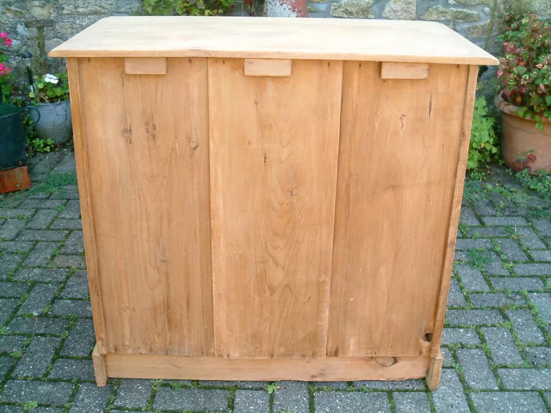 Image of the back of the Victorian pine chest