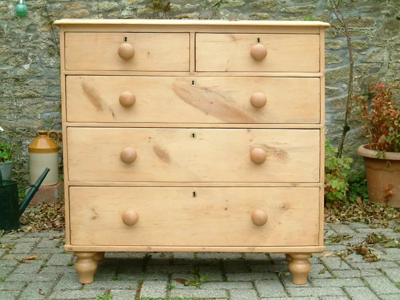 Close image of the old pine chest of drawers