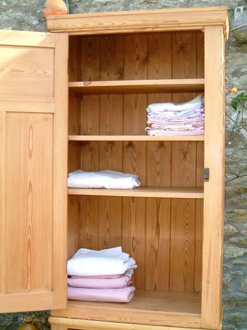 Image of the antique pine cupboard with linen display
