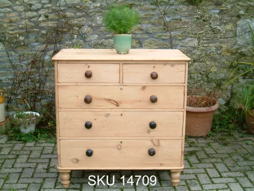 Front image with floral decoration of the Mid Victorian chest