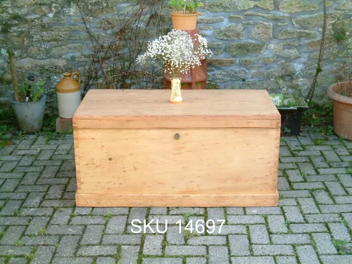 Front image with floral decoration of the Victorian pine linen box