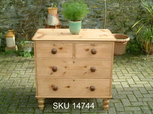Front image of the Victorian pine chest of drawers, with floral decoration.