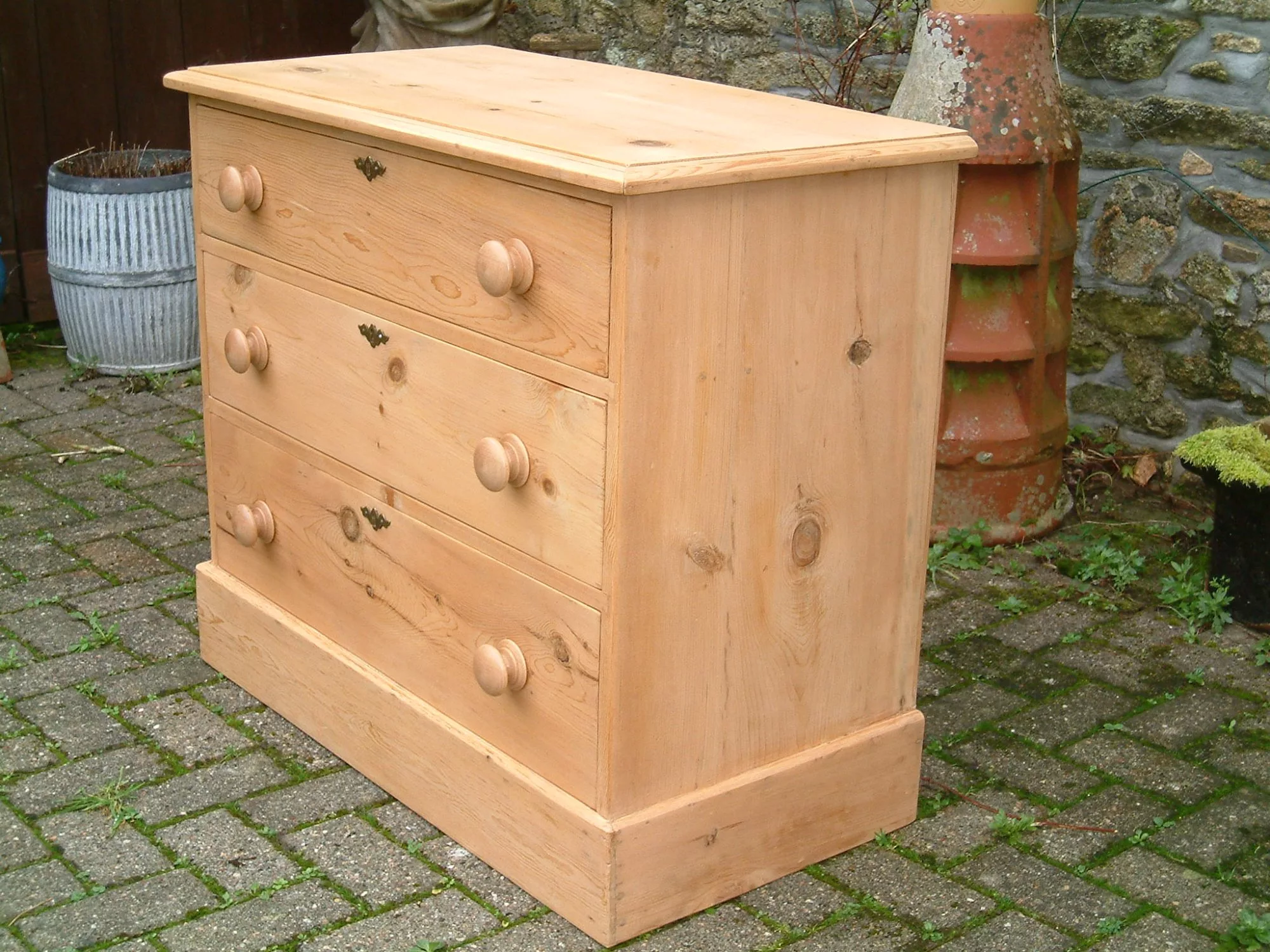 Image of the right side of the old pine chest