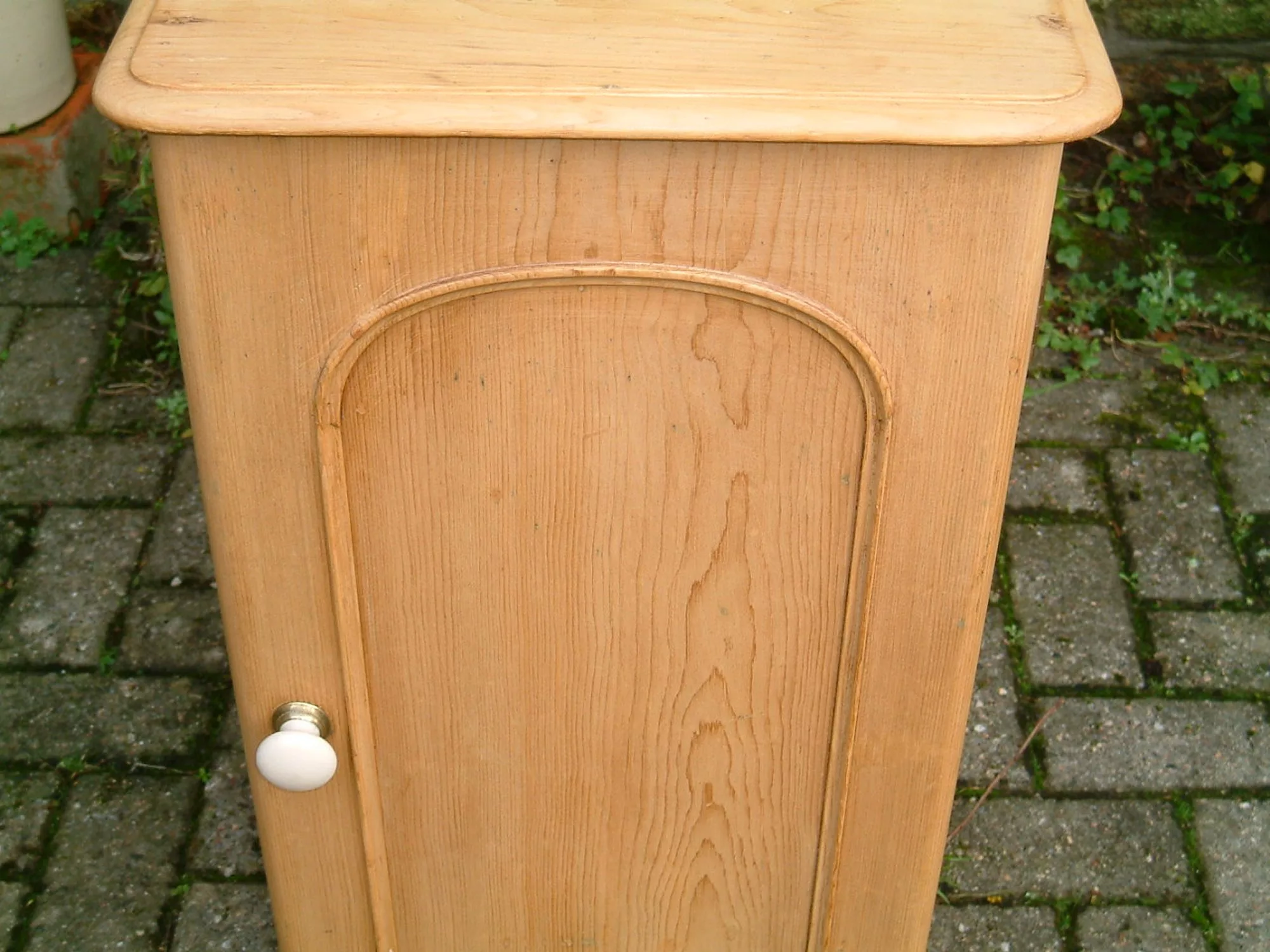 Close image of the arched door on the old pine pot cupboard