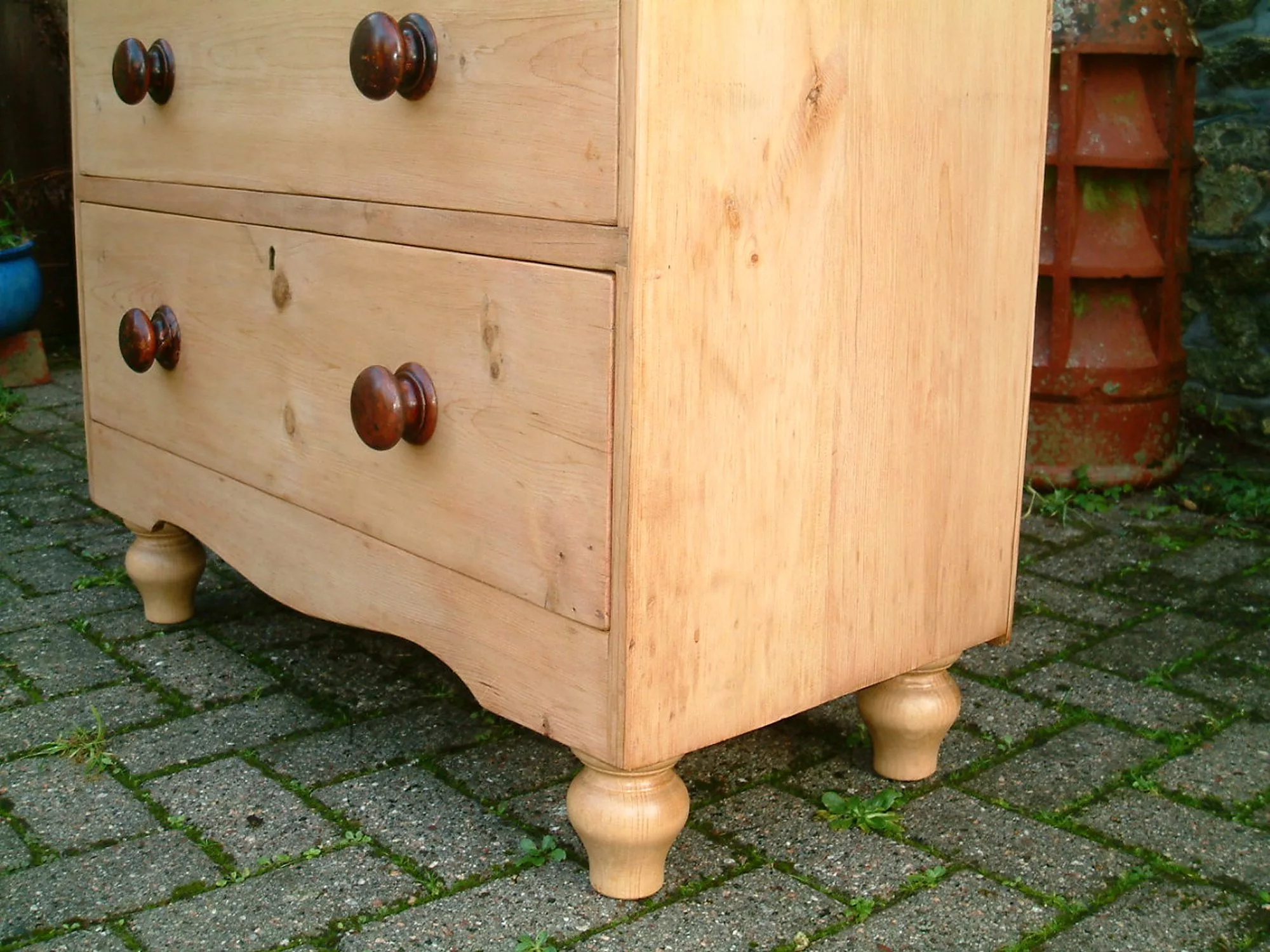 Image of the base of the vintage chest showing the tulip feet