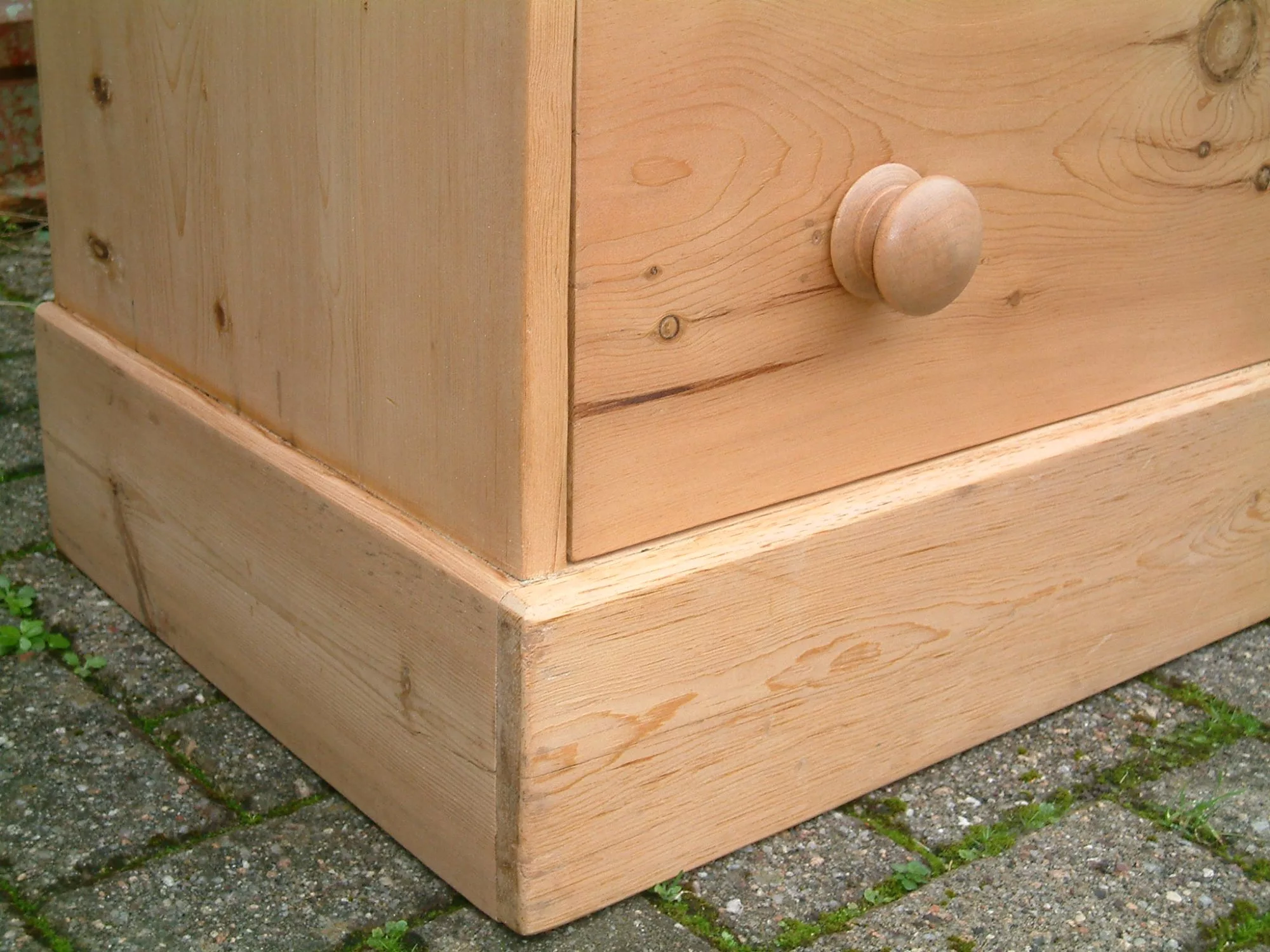 Image of the plinth on the vintage pine chest of drawers