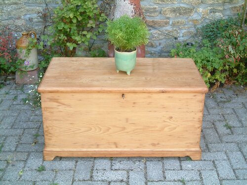 old pine box - front